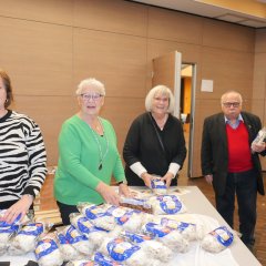 Die Mitglieder der AWO Ortsverein Lohfelden verteilten nach der Feier wieder die beliebten Weihnachtsstollen an die Gäste. 