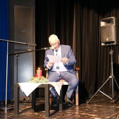 Bürgermeister Uwe Jäger las den Gästen traditionsgemäß eine Weihnachtsgeschichte vor.