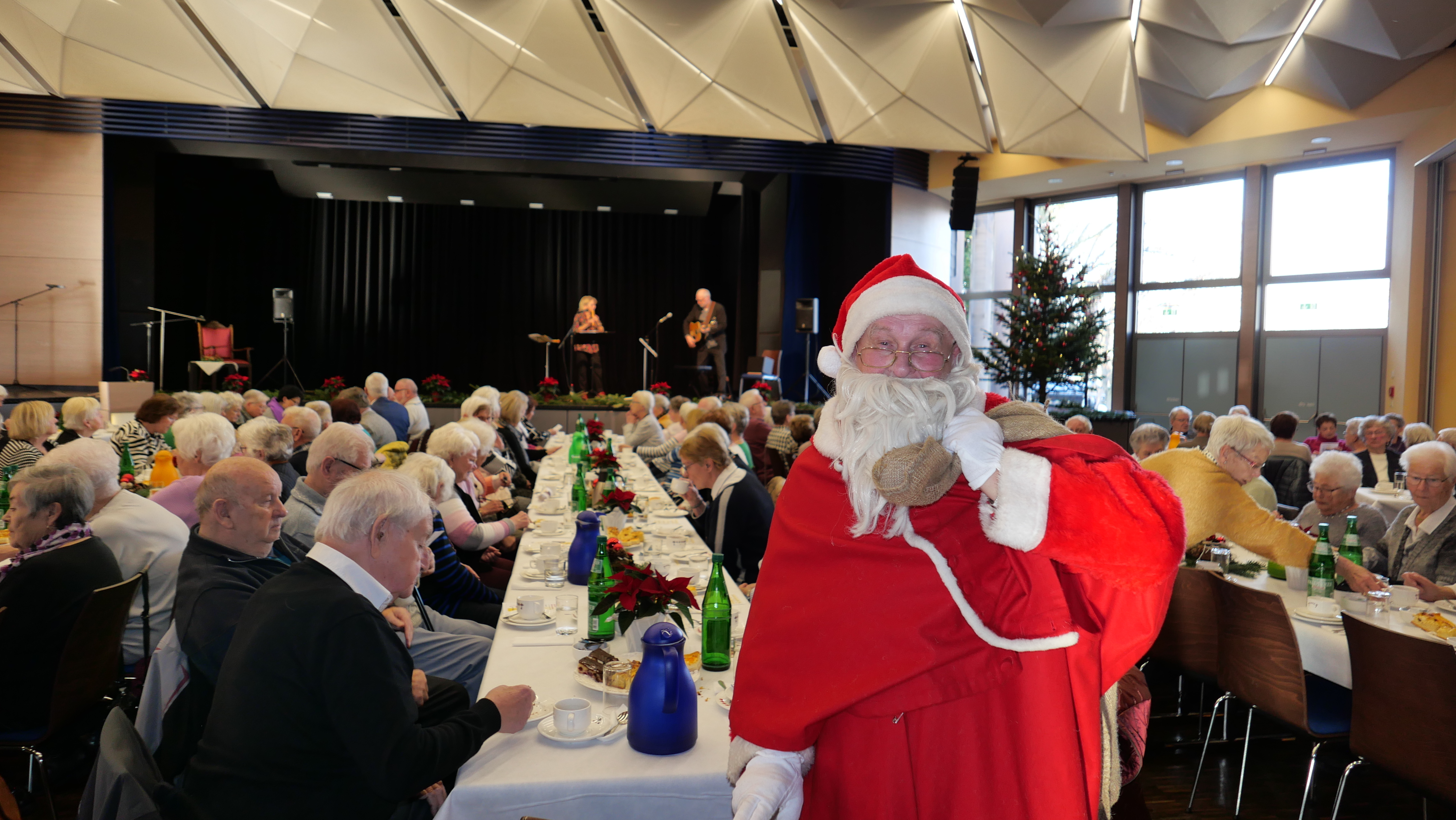 Ho Ho Ho was für eine Überraschung: Der Weihnachtsmann Arndt Grodzicki erfreute die Seniorinnen und Senioren mit einem kleinen Geschenk.  