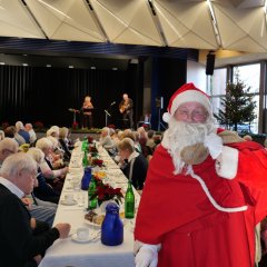 Ho Ho Ho was für eine Überraschung: Der Weihnachtsmann Arndt Grodzicki erfreute die Seniorinnen und Senioren mit einem kleinen Geschenk.  