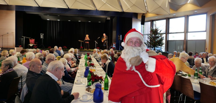 Ho Ho Ho was für eine Überraschung: Der Weihnachtsmann Arndt Grodzicki erfreute die Seniorinnen und Senioren mit einem kleinen Geschenk.  