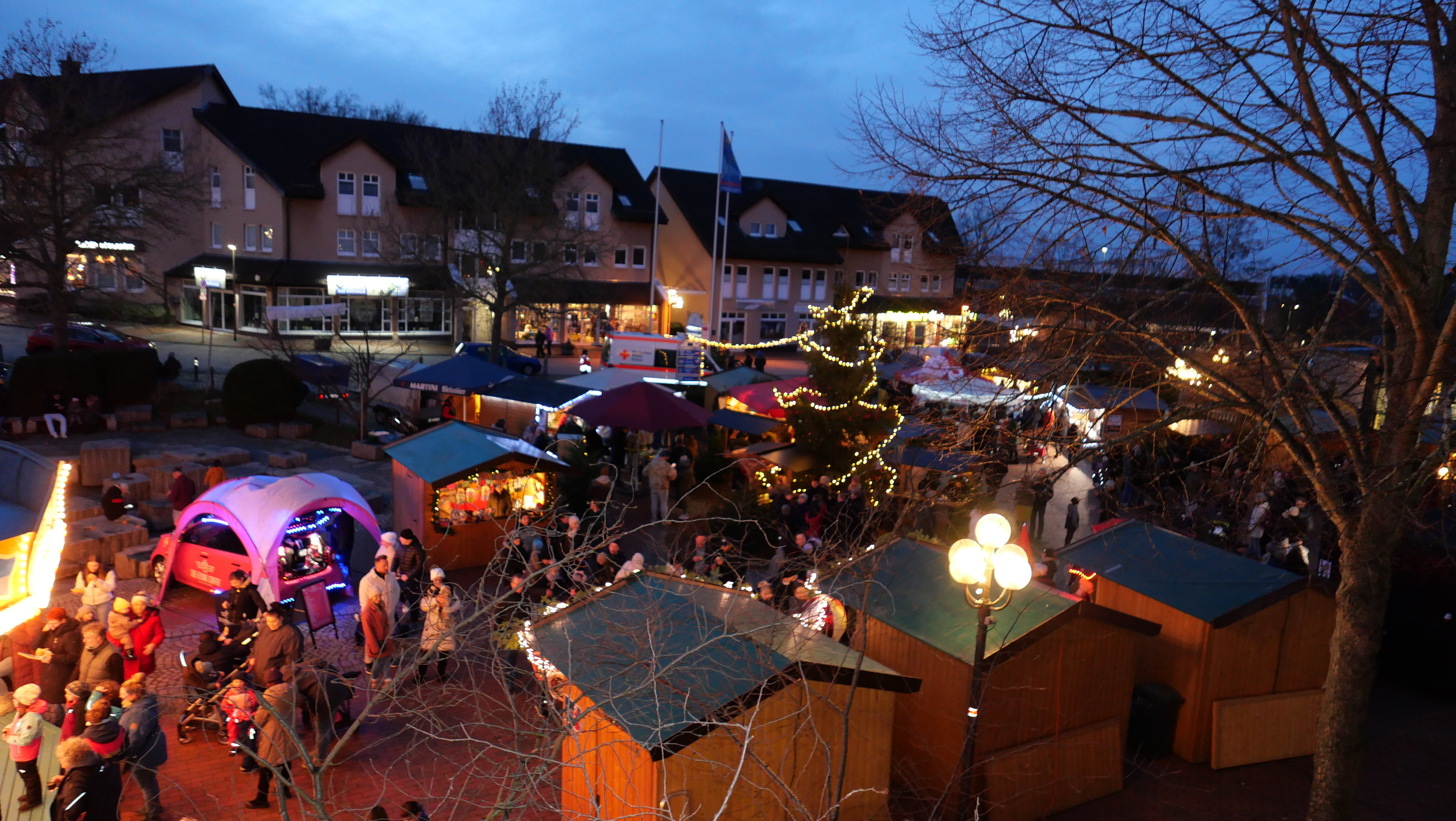 Blick auf den 30. Lohfeldener Weihnachtsmarkt.