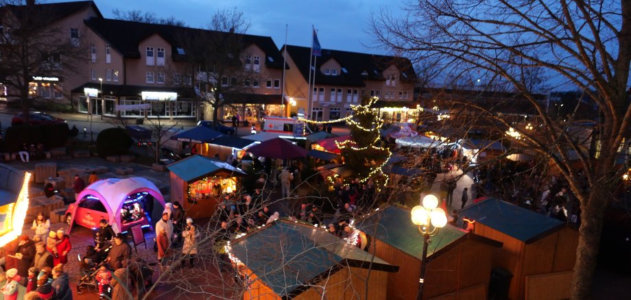 Blick auf den 30. Lohfeldener Weihnachtsmarkt.