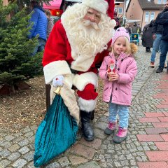 Der Weihnachtsmann mit der vierjährigen Jocelyne. 