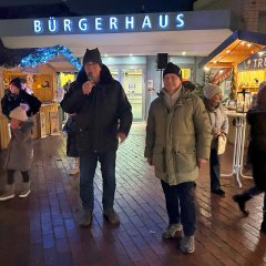 Eröffnet wurde der Weihnachtsmarkt von Bürgermeister Uwe Jäger (l.) und Gemeindevertretervorsitzendem Norbert Thiele.