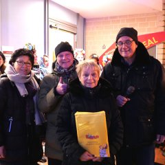 Tolle Preise wurden beim großen Lohfelden-Quiz verlost. Erste Beigeordnete Bärbel Fehr, Gemeindevertretervorsitzender Norbert Thiele (M.) und Bürgermeister Uwe Jäger freuen sich mit einer Gewinnerin.  
