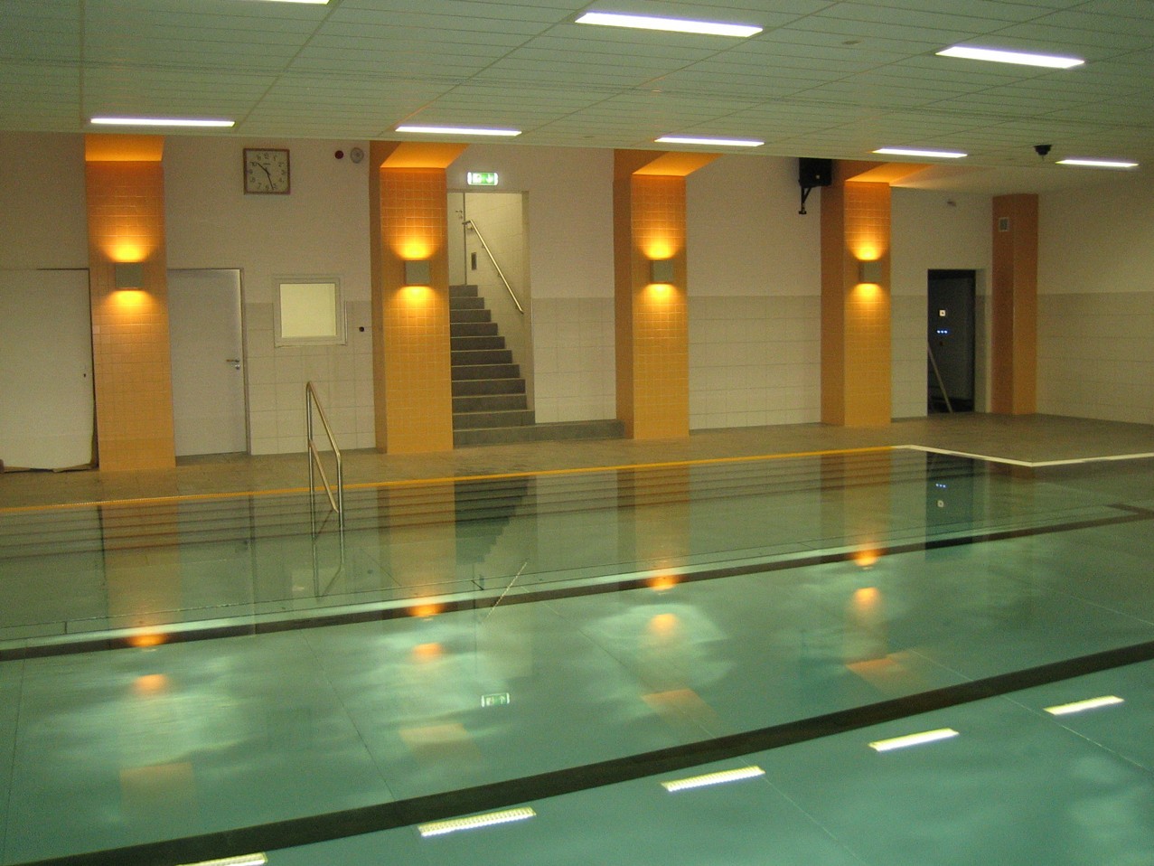 Die für den 6. November 2023 geplante Eröffnung der Lehrschwimmhalle muss auf unbestimmte Zeit verschoben werden. 