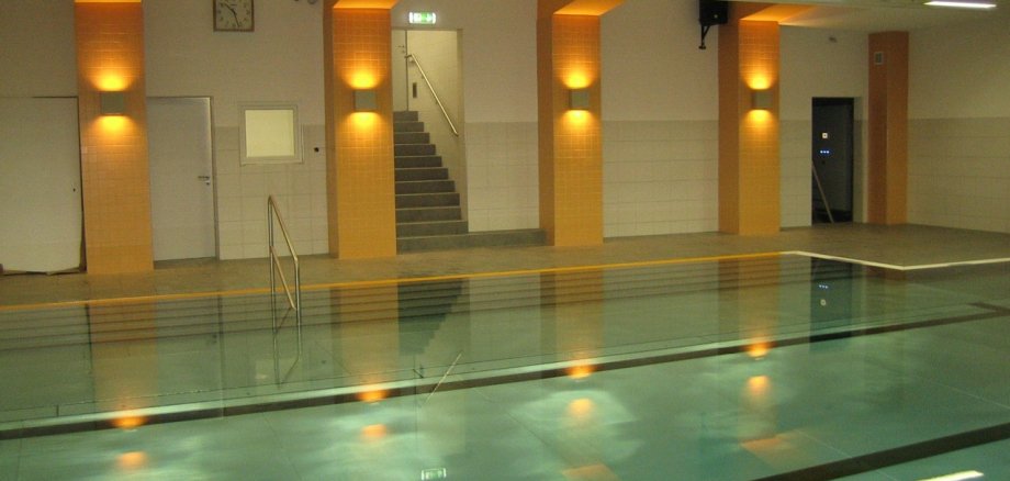 Die für den 6. November 2023 geplante Eröffnung der Lehrschwimmhalle muss auf unbestimmte Zeit verschoben werden. 