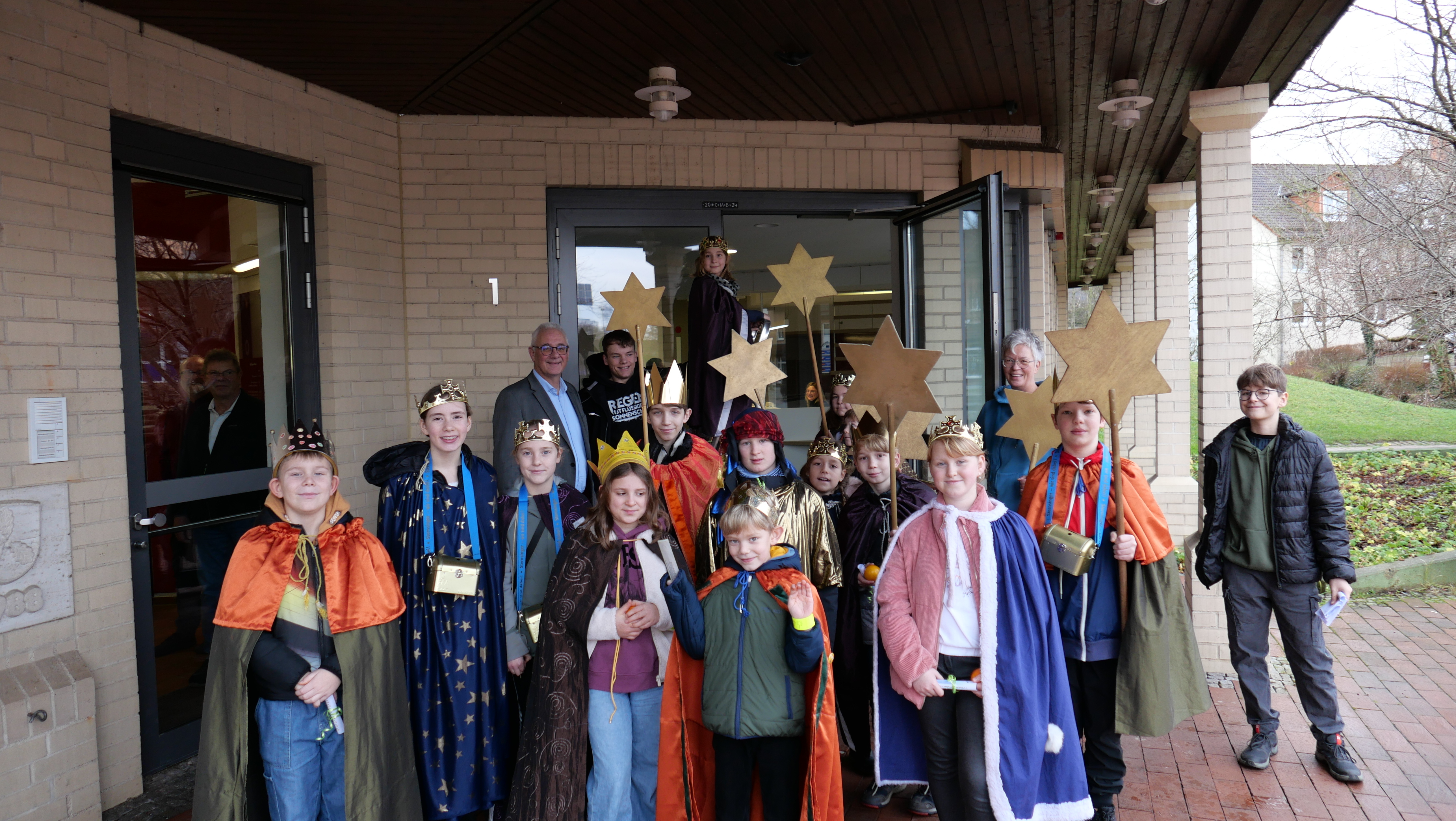 Bürgermeister Uwe Jäger (r.) überreichte im Beisein einiger Rathaus-Mitarbeitenden Präsente an jeden Sternsinger und übergab somit symbolisch die bereits im Vorfeld überwiesene Geldspende.