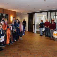 Bürgermeister Uwe Jäger (r.) überreichte im Beisein einiger Rathaus-Mitarbeitenden Präsente an jeden Sternsinger und übergab somit symbolisch die bereits im Vorfeld überwiesene Geldspende.