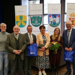 Die Delegation aus der tschechischen Partnerstadt Trutnov, Štěpánka Šichová, Leiterin des Deutsch-tschechischen Begegnungszentrums in Trutnov (2.v.r.), und Renata Smutná, Mitglied des Vereins für deutsch-tschechische Verständigung Trautenau – Riesengebirge e. V. (3.v.r.) gemeinsam mit (v.l.n.r.) Agenda-Sprecherin der Agenda-Gruppe „Freundeskreis Trutnov“, Eva Eichholz, Arndt Grodzicki von der Agenda Trutnov, Vorsitzendem der Gemeindevertretung, Norbert Thiele und Bürgermeister Uwe Jäger.