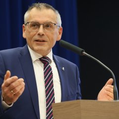 Die Grüße und guten Wünsche des Landkreises Kassel überbrachte Landrat Andreas Siebert.