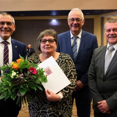 Den Ehrenbrief des Landes Hessen für über 12-jährige ehrenamtliche Tätigkeit überreichte Landrat Andreas Siebert (l.) an Martina Brethauer. Gemeindevertretervorsitzender Norbert Thiele (r.) und Bürgermeister Uwe Jäger (2.v.r..) gratulierten herzlich.