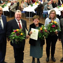 Die Ehrennadel der Gemeinde Lohfelden für über 20-jährige ehrenamtliche Tätigkeit überreichte Bürgermeister Uwe Jäger (l.) und Gemeindevertretervorsitzender Norbert Thiele (r.) an (v.l.n.r.) Frank Müller, Helga Reinhard und Beate Dawin.