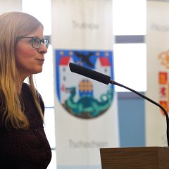 Štěpánka Šichová, Leiterin des Deutsch-tschechischen Begegnungszentrums in Trutnov, betonte in ihrem Grußwort die Wichtigkeit der Partnerschaft zwischen Trautenau und Lohfelden.  
