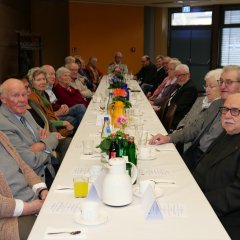 Ehrenbezeichnungsträger der Gemeinde Lohfelden: Die Ehrenbeigeordneten Gretel Göbel (4. links) und Heidrun Frank (3. links) sowie die Gemeindeältesten Jan Winters (5. links), Karl Schäffer (1. rechts), Rudi Gippert (2. rechts) und Walter Berthel (4. rechts). 