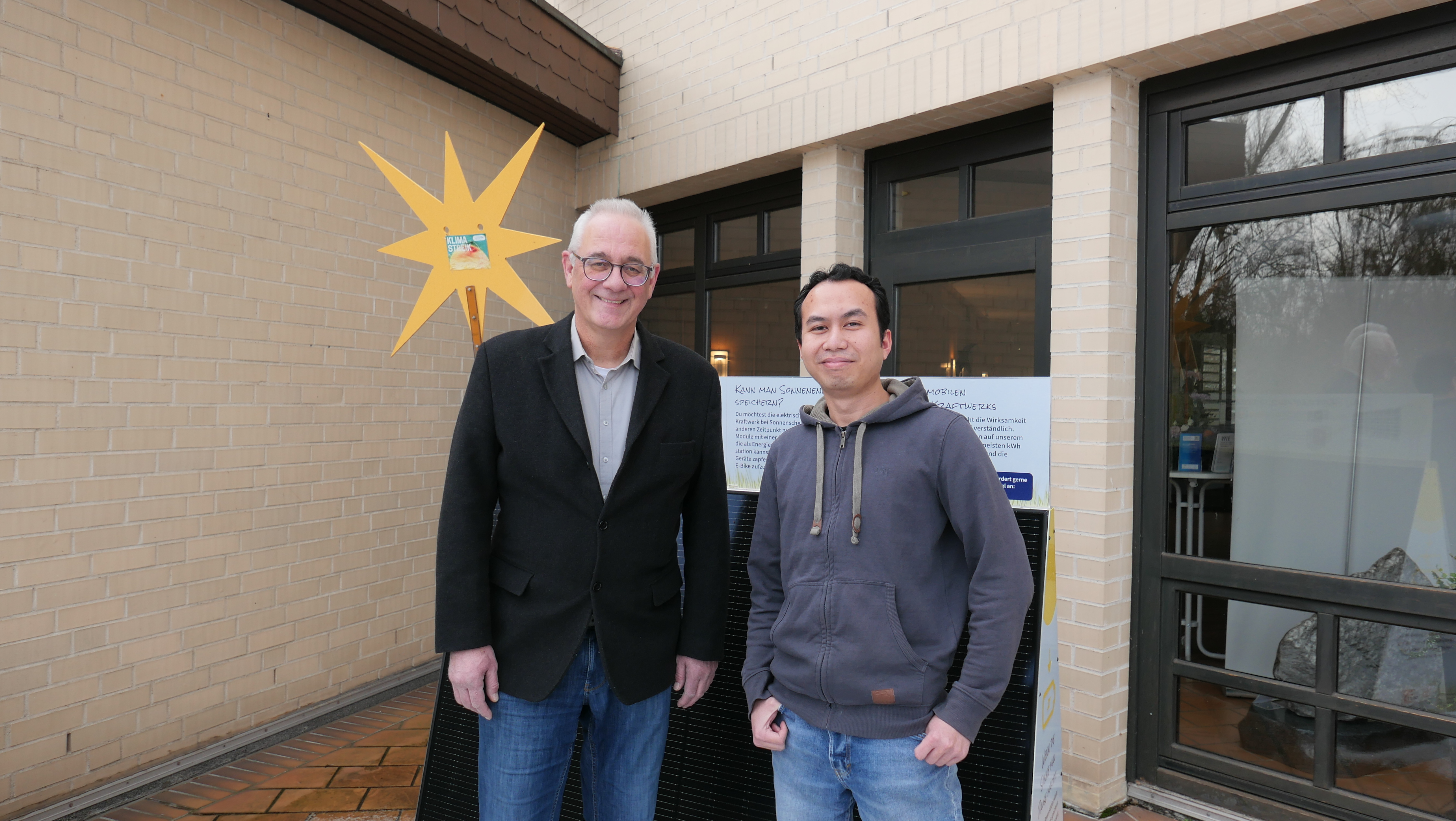 Bürgermeister Uwe Jäger (l.) begrüßte den neuen Klimaschutzmanager Muhammad Wizul am 16. Januar im Rathaus.