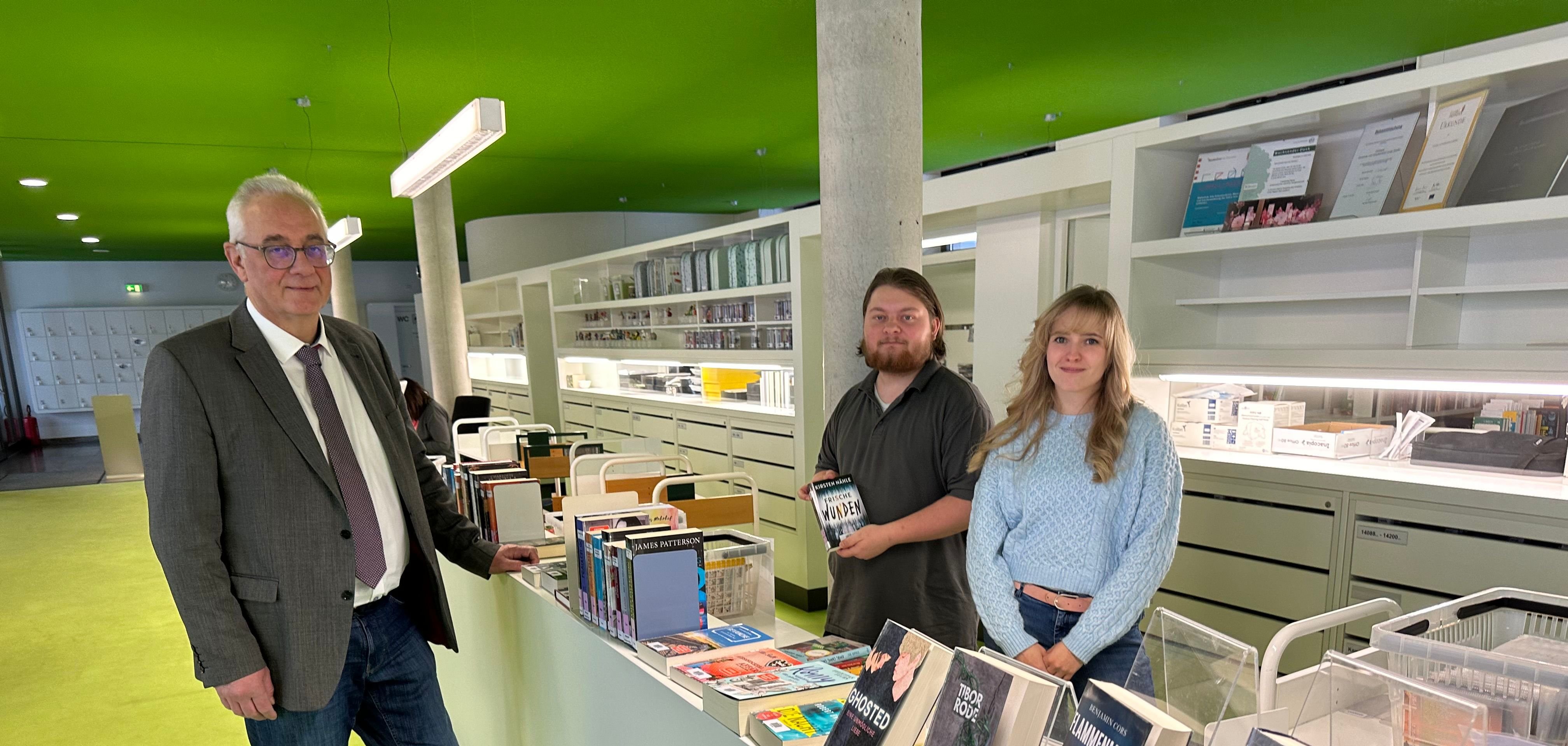 Janik Klopertanz erlernt den Beruf des Fachangestellten für Medien- und Informationsdienste in der Fachrichtung Bibliothek und ergänzt seit 1. September 2023 die Mitarbeitenden in der Gemeinde- und Schulbücherei Lohfelden. Bürgermeister Uwe Jäger erkundigte sich nach den ersten Monaten, wie es dem neuen Auszubildenden bei der Gemeinde Lohfelden gefällt. 