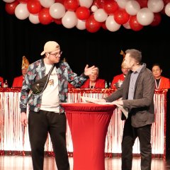 Die Büttenredner Maximilian Herold (r.) und Maurice John sorgten während ihrer Rede „Zwei Generationen treffen aufeinander“ für etliche Lacher.