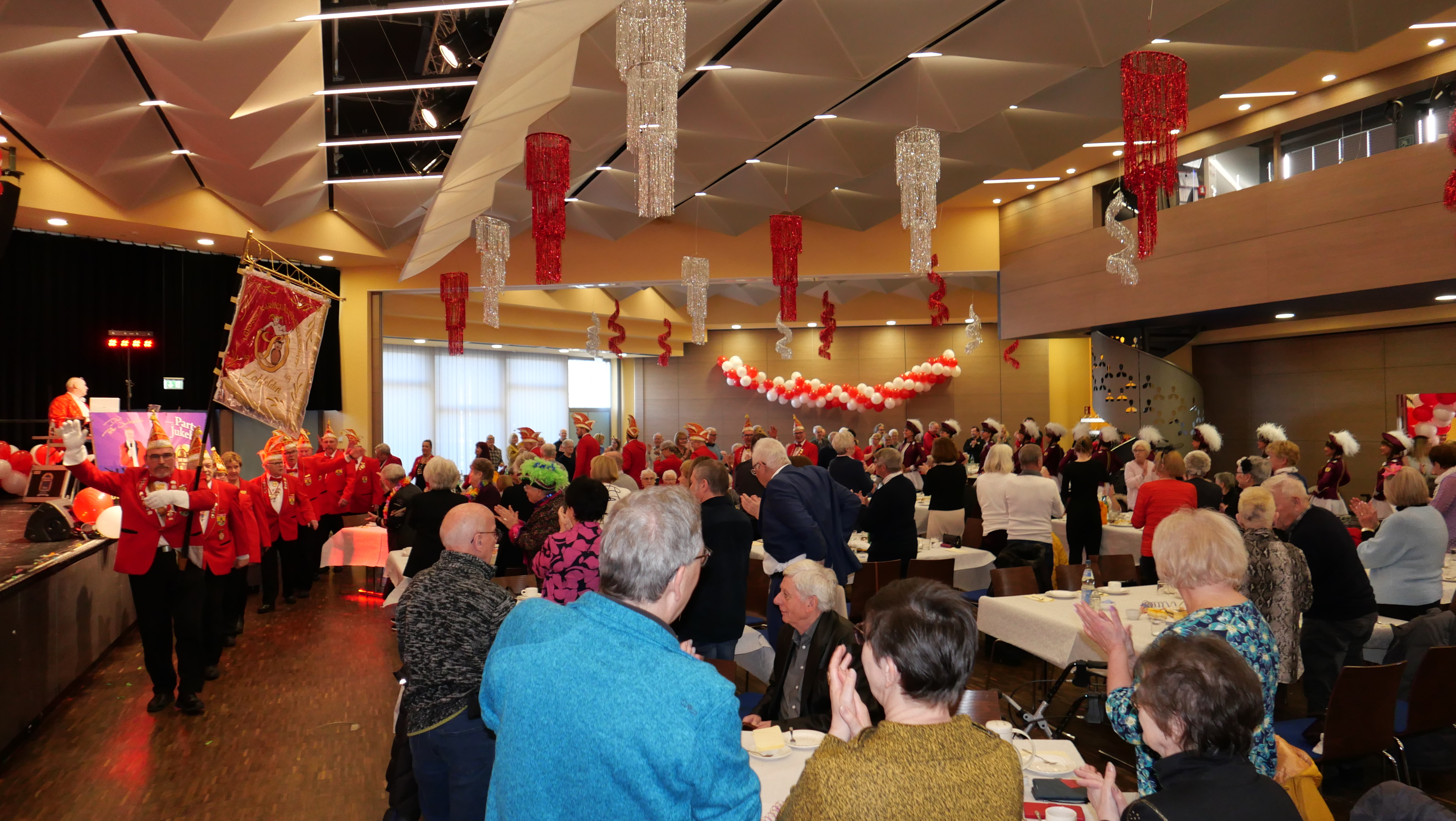 Der narrenhafte Einzug durch den gut gefüllten Saal. 