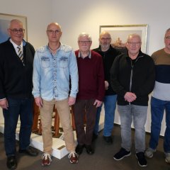 Die ehrenamtlichen Fahrer des Senioren-Einkaufsbusses (v.l.n.r.): Thomas Imgrund, Hans-Hermann Becker, Markus Reubert, Horst Bertram und Jörg Seeger beim Dankeschön-Kaffeetrinken gemeinsam mit Bürgermeister Uwe Jäger (2.v.l.), stellv. Vorsitzender des Seniorenbeirates, Karin Schnell (l.) und Seniorenbeauftragter Katharina Schaub am 07.02. im Rathaus. Nicht zu sehen ist der Fahrer Hilmar Bärthel. - Link öffnet seitenüberlagerndes Dialog-Fenster