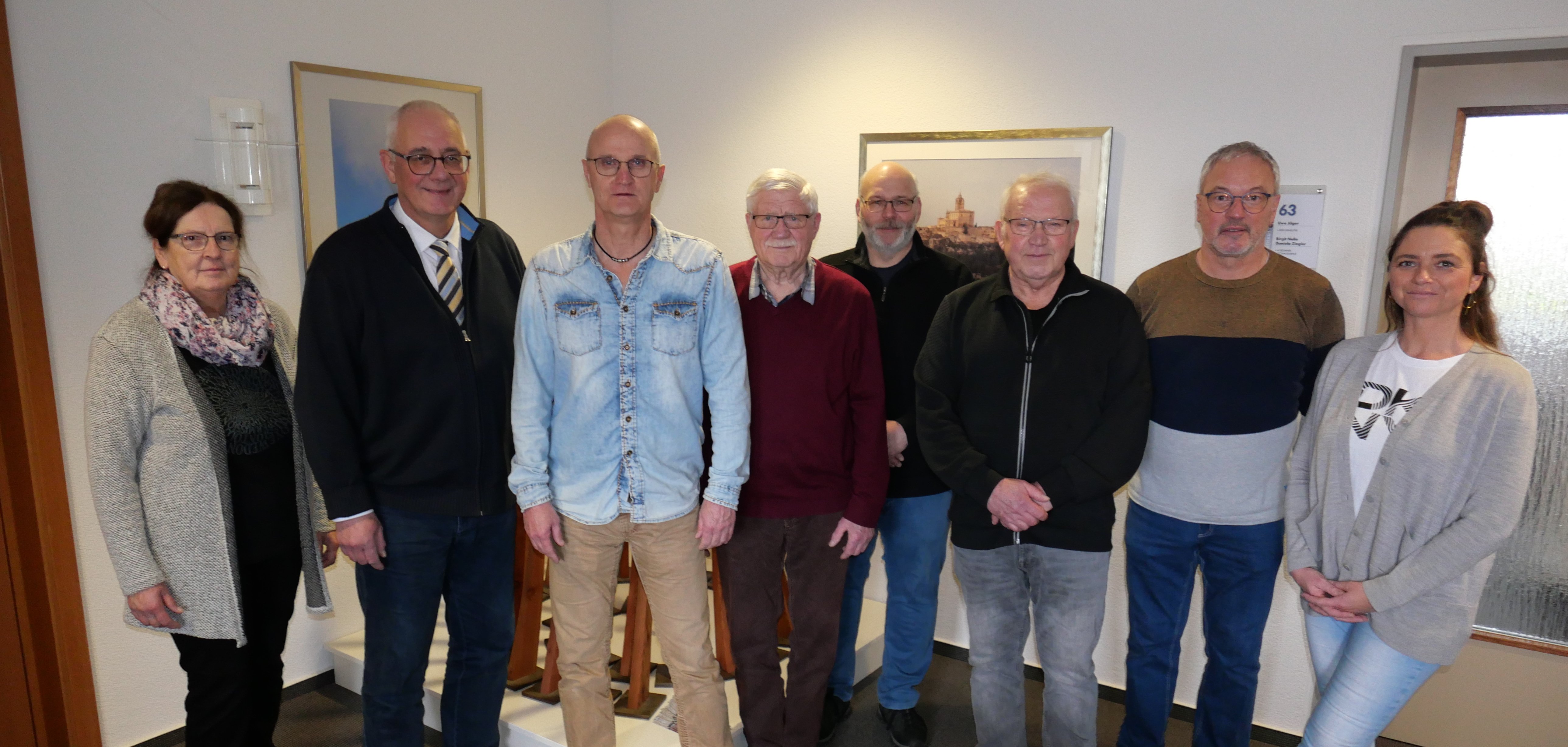Die ehrenamtlichen Fahrer des Senioren-Einkaufsbusses (v.l.n.r.): Thomas Imgrund, Hans-Hermann Becker, Markus Reubert, Horst Bertram und Jörg Seeger beim Dankeschön-Kaffeetrinken gemeinsam mit Bürgermeister Uwe Jäger (2.v.l.), stellv. Vorsitzender des Seniorenbeirates, Karin Schnell (l.) und Seniorenbeauftragter Katharina Schaub am 07.02. im Rathaus. Nicht zu sehen ist der Fahrer Hilmar Bärthel.