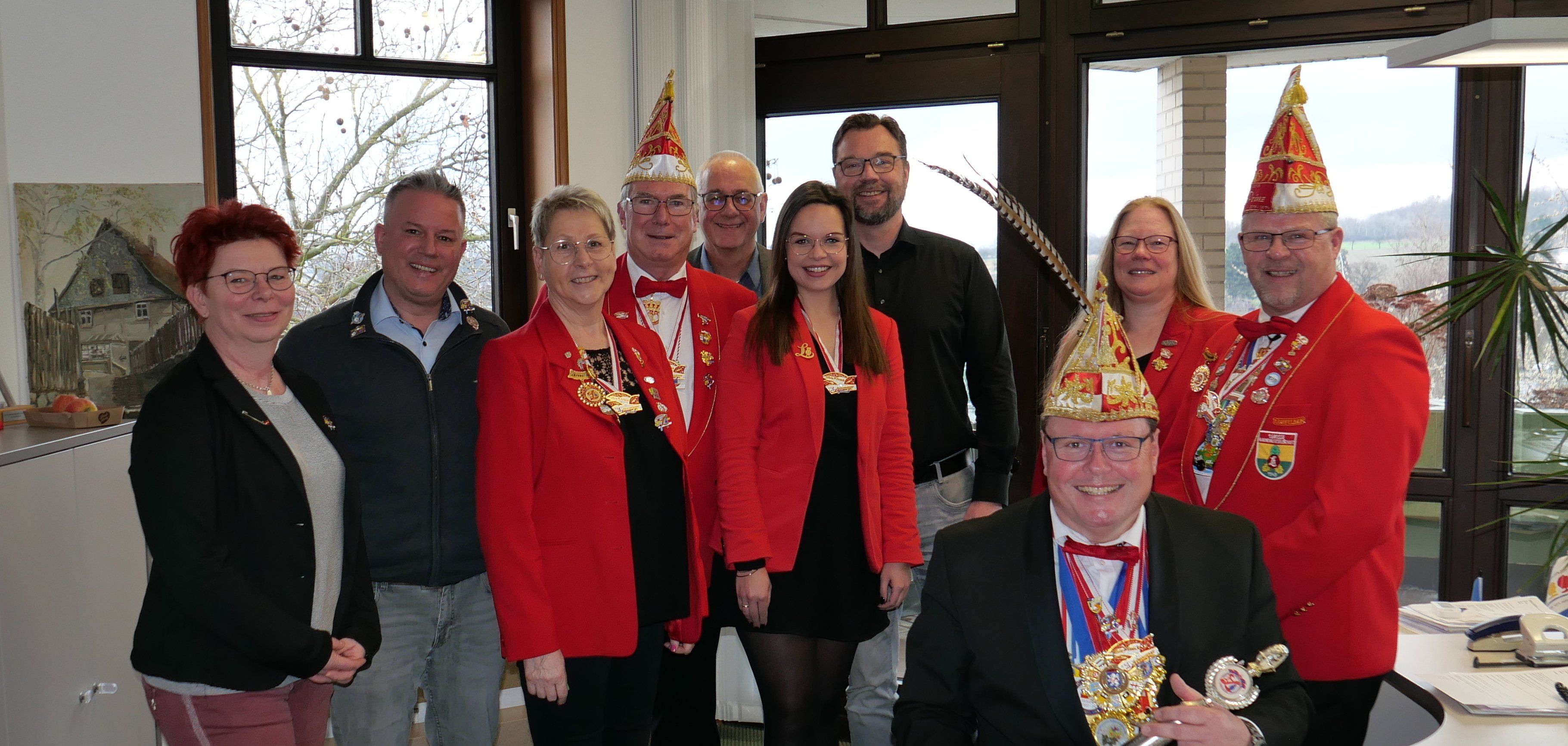 Vorsitzender der 1. Großen Karnevalsgesellschaft und gleichzeitig Karnevalsprinz Frank Altrogge (v.r.) und sein Gefolge (v.l.) Conny Zufall, Frank Nöth, Sitzungspräsidentin Theresa Hocke (ehemals Altrogge), Meike Wollenhaupt und Sven Werner übernahmen am 12.02. die Amtsgeschäfte von Bürgermeister Uwe Jäger (5.v.l.) im Beisein von (v.l.n.r.) Silvia Holz, Abteilung Bauen und Wohnen, Thorsten Bürgel, Fachbereichsleiter Finanzen und Bürger und Kai Hast, Fachbereichsleiter Verwaltung und Ordnung.  