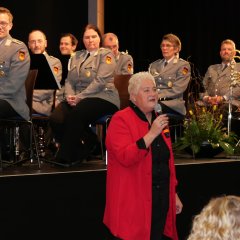 Vorsitzende des Vereins Lohfelden hilft e.V., Ute Horbach, richtete Dankesworte an die Gäste.