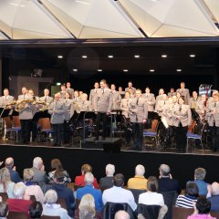 Großer Applaus von den Gästen für die Musikerinnen und Musiker des Heeresmusikkorps Kassel unter der musikalischen Leitung von Tobias Terhardt (M.).