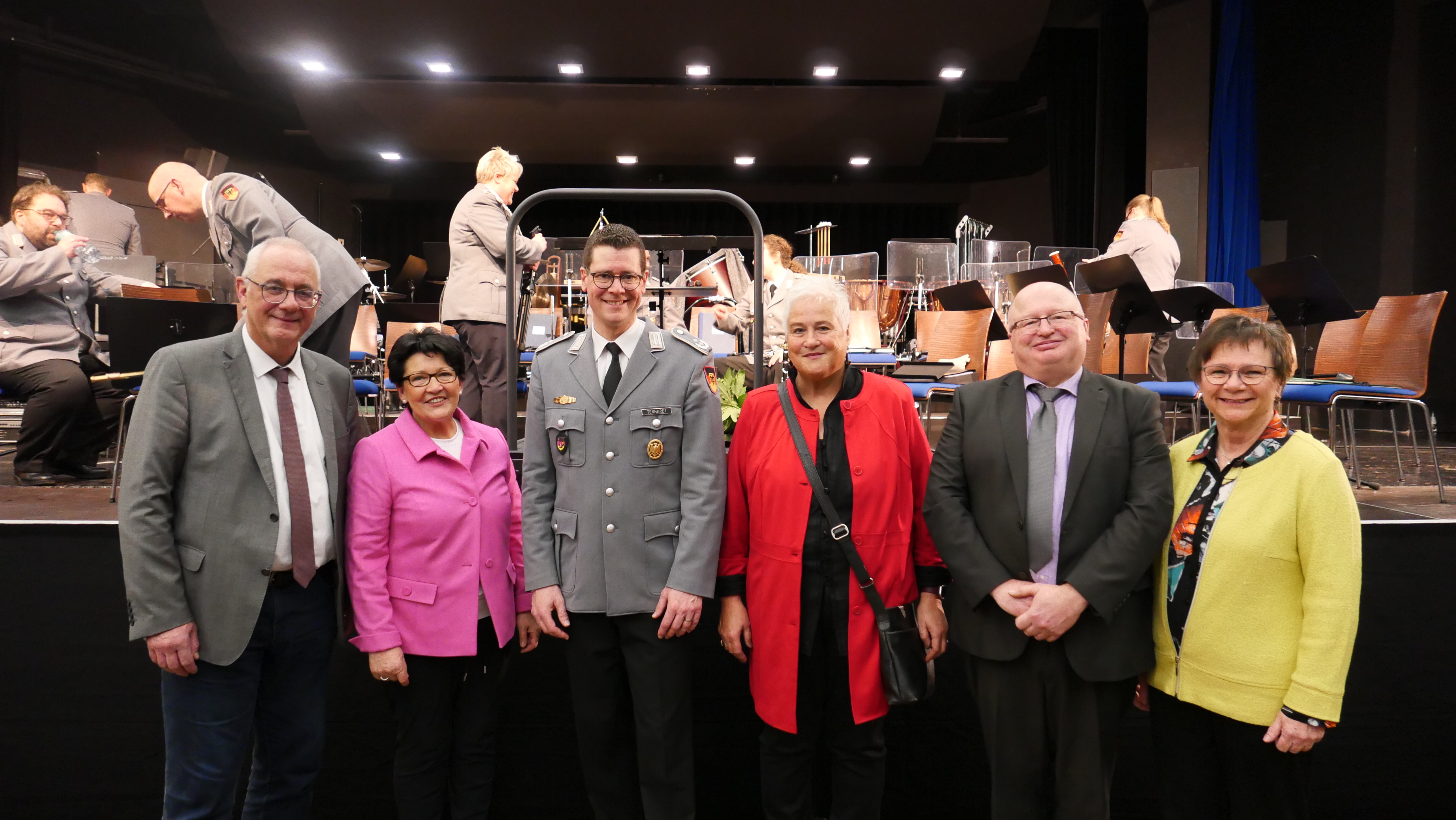 Freuten sich gemeinsam über den gelungenen Konzertabend (v.l.n.r.): Bürgermeister Uwe Jäger, Erste Beigeordnete Bärbel Fehr, Leiter des Heeresmusikkorps Kassel, Tobias Terhardt, 1. Vorsitzende des Vereins Lohfelden hilft e.V., Ute Horbach, Kassierer von Lohfelden hilft, Dieter Eckert, sowie Schriftführerin Elke Herwig. Nicht auf dem Foto zu sehen ist der 2. Vorsitzende Görg Gauck.