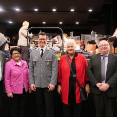 Freuten sich gemeinsam über den gelungenen Konzertabend (v.l.n.r.): Bürgermeister Uwe Jäger, Erste Beigeordnete Bärbel Fehr, Leiter des Heeresmusikkorps Kassel, Tobias Terhardt, 1. Vorsitzende des Vereins Lohfelden hilft e.V., Ute Horbach, Kassierer von Lohfelden hilft, Dieter Eckert, sowie Schriftführerin Elke Herwig. Nicht auf dem Foto zu sehen ist der 2. Vorsitzende Görg Gauck.