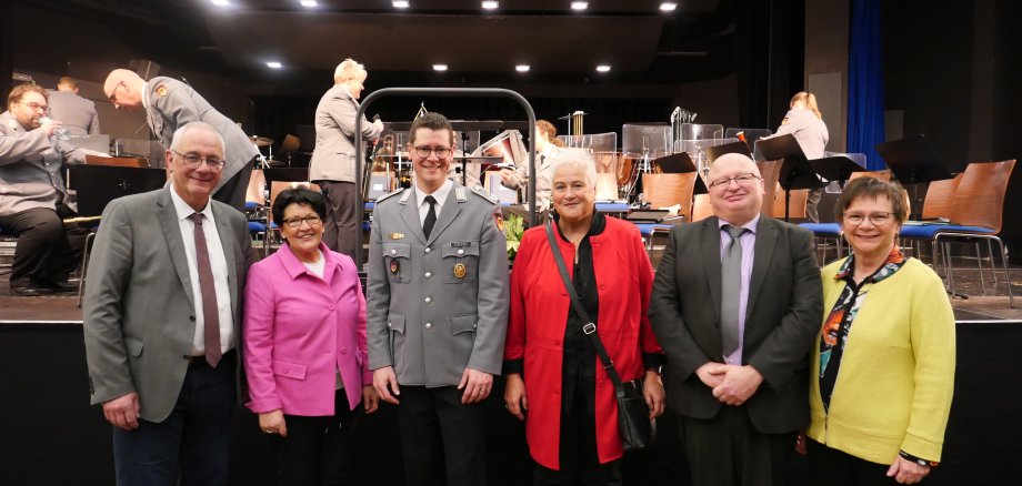 Freuten sich gemeinsam über den gelungenen Konzertabend (v.l.n.r.): Bürgermeister Uwe Jäger, Erste Beigeordnete Bärbel Fehr, Leiter des Heeresmusikkorps Kassel, Tobias Terhardt, 1. Vorsitzende des Vereins Lohfelden hilft e.V., Ute Horbach, Kassierer von Lohfelden hilft, Dieter Eckert, sowie Schriftführerin Elke Herwig. Nicht auf dem Foto zu sehen ist der 2. Vorsitzende Görg Gauck.