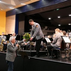 Bürgermeister Uwe Jäger übergab als Anerkennung einen Blumenstrauß an Dirigent Tobias Terhardt.