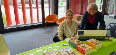 Die Hofbuchhandlung Vietor mit Verkaufstisch © Gemeinde- und Schulbücherei Lohfelden.