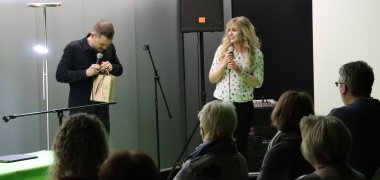 Vincent Kliesch erhält für den unterhaltsamen Abend ein kleines Dankeschön, überreicht von der kommissarischen Büchereileitung Louisa Theis.