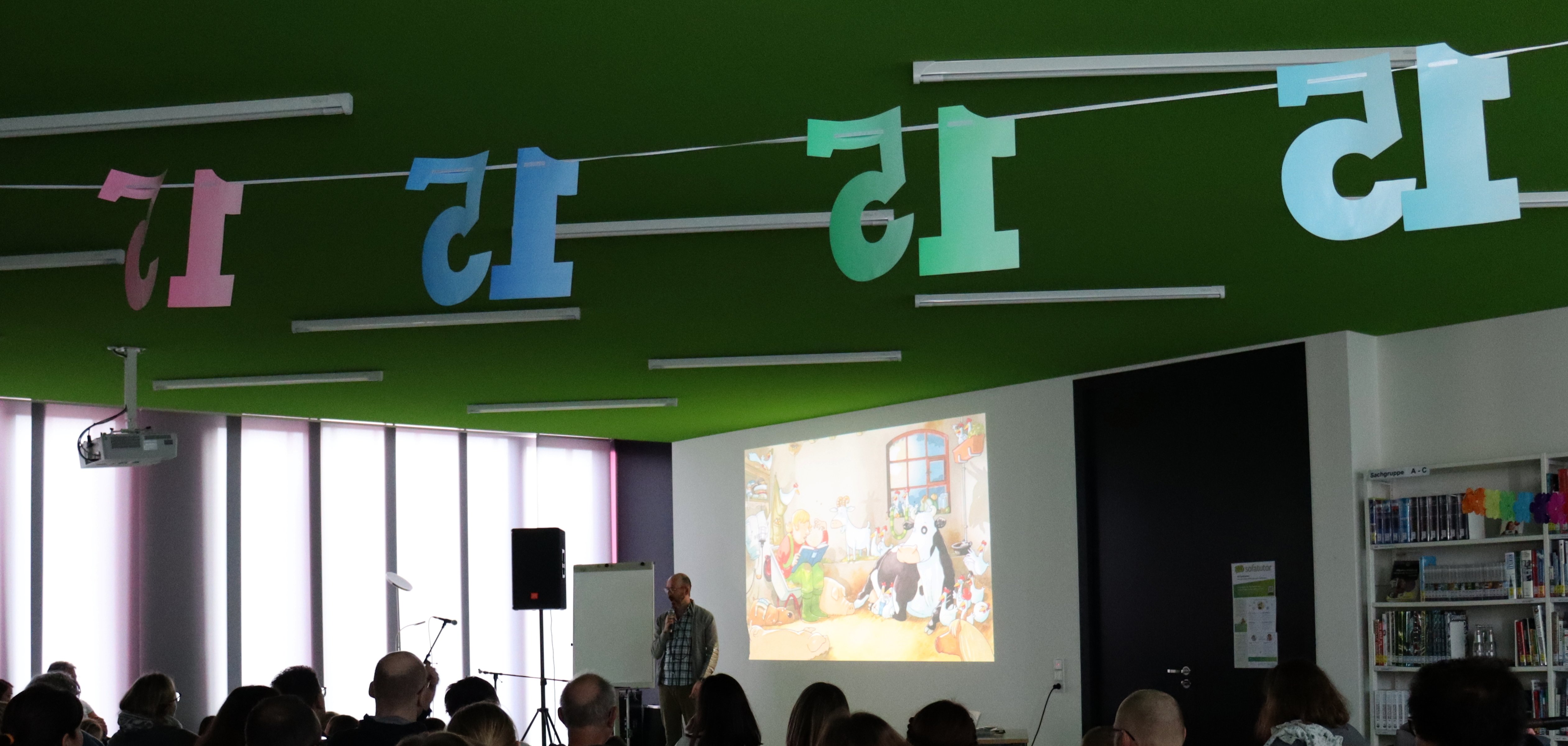 Alexander Steffensmeier zaubert die berühmte Kuh auf die Leinwand.