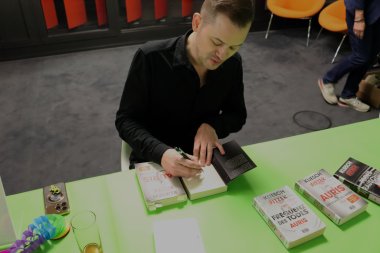 Der Autor signiert seine Werke.