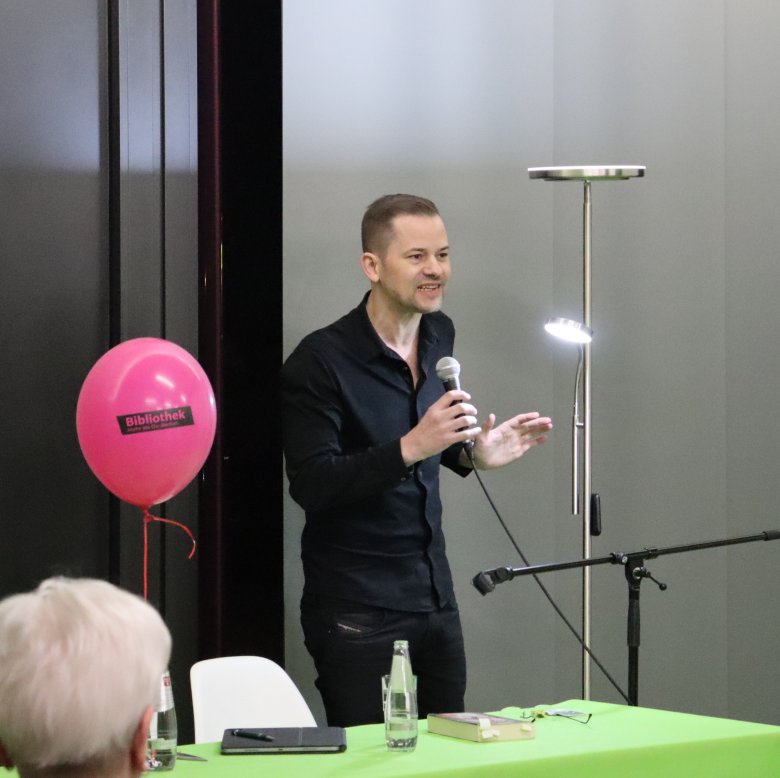 Vincent Kliesch begrüßt mit voller Energie sein Publikum © Franziska Krause, Gemeinde- und Schulbücherei Lohfelden.