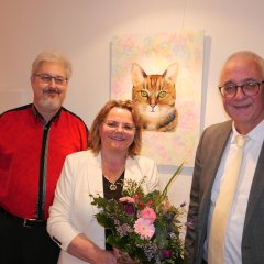 Werke von Susanne Schnabel (M.) sind vom 06.03. bis 12.04. im Rathaus Lohfelden zu sehen. Bürgermeister Uwe Jäger (r.) eröffnete die Ausstellung. Dietrich Schnabel (l.) stellte die Künstlerin vor.