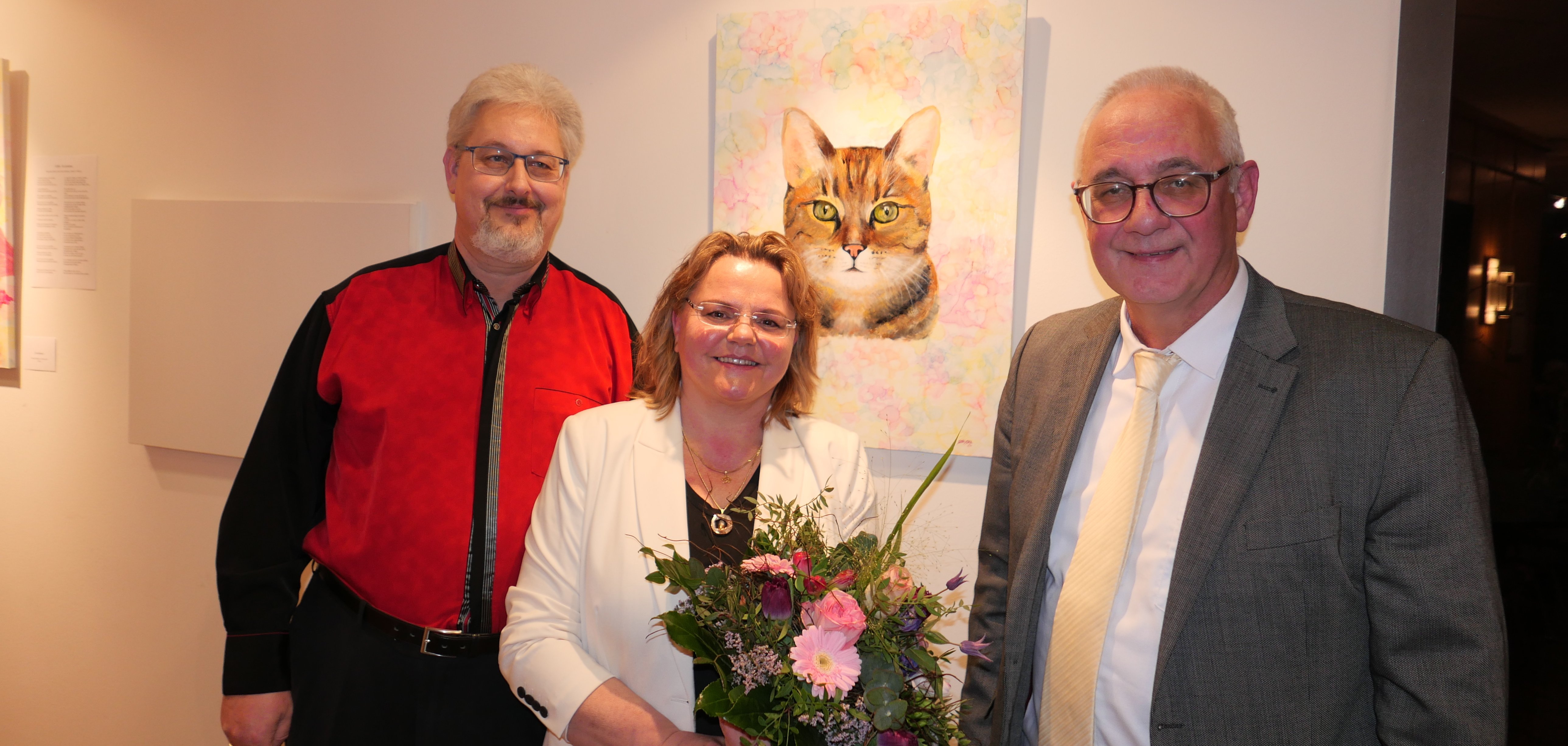 Werke von Susanne Schnabel (M.) sind vom 06.03. bis 12.04. im Rathaus Lohfelden zu sehen. Bürgermeister Uwe Jäger (r.) eröffnete die Ausstellung. Dietrich Schnabel (l.) stellte die Künstlerin vor.