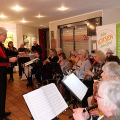 Musikalisch umrahmt wurde die Vernissage vom Blockflötenorchester Kassel unter der Leitung des Dirigenten und Komponisten Dietrich Schnabel.