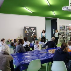 Begrüßung durch die Bibliotheksleiterin Louisa Theis und Michaela Fenn.