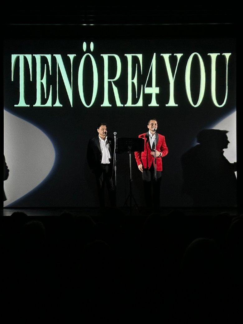 Toni Di Napoli & Pietro Pato sangen Lieder, die jeder kennt.