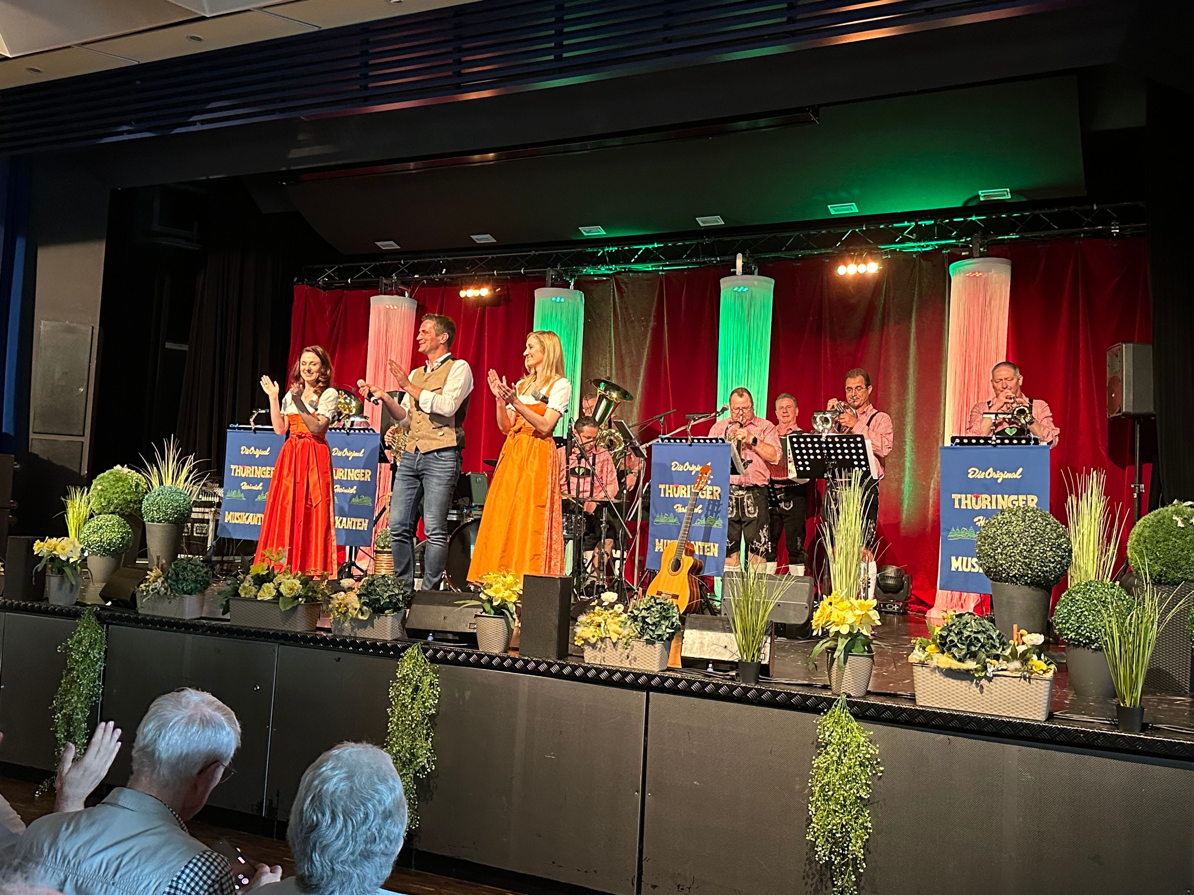 Blick auf die Bühne mit Musikerinnen und Musikern der volkstümlichen Musikantenparade im Bürgerhaus.