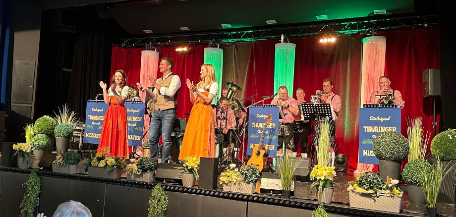 Blick auf die Bühne mit Musikerinnen und Musikern der volkstümlichen Musikantenparade im Bürgerhaus.