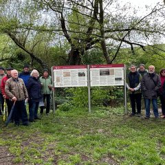 Am 16.04. wurden die Eco-Pfad-Tafeln ihrer Bestimmung übergeben, auf dem Foto alle Gäste links und rechts neben den Tafeln.