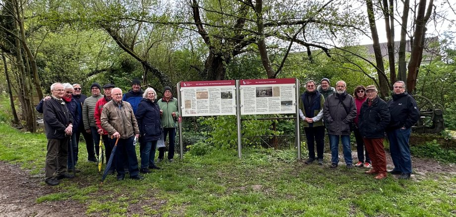 Am 16.04. wurden die Eco-Pfad-Tafeln ihrer Bestimmung übergeben, auf dem Foto alle Gäste links und rechts neben den Tafeln.