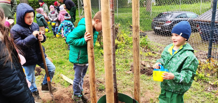 Auch für die richtige Bewässerung des frisch eingesetzten Baumes sorgten die Kinder.