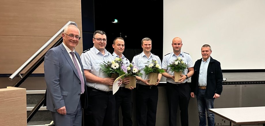 Bürgermeister Uwe Jäger (l.) und Vorsitzender der Gemeindevertretung, Norbert Thiele (r.), mit (v.l.n.r.) dem scheidenden Gemeindebrandinspektor, Michael Kahl, dem scheidenden stellv. Gemeindebrandinspektor, Jan-Christoph Moog, sowie dem neu gewählten Gemeindebrandinspektor Markus Orth und dem neu gewählten stellv. Gemeindebrandinspektor, Kevin Jonson.  