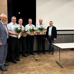 Bürgermeister Uwe Jäger (l.) und Vorsitzender der Gemeindevertretung, Norbert Thiele (r.), mit (v.l.n.r.) dem scheidenden Gemeindebrandinspektor, Michael Kahl, dem scheidenden stellv. Gemeindebrandinspektor, Jan-Christoph Moog, sowie dem neu gewählten Gemeindebrandinspektor Markus Orth und dem neu gewählten stellv. Gemeindebrandinspektor, Kevin Jonson.  